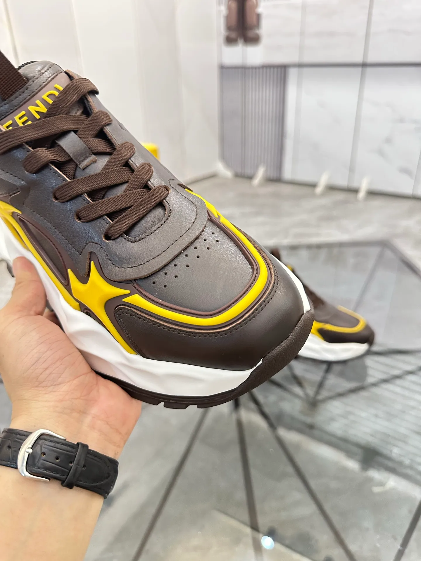 Men's shoes: 💰P580¥ Product trademark: Fendi* "Fendi*" low-top sports shoes Regular size: 39-44 (can be customized to 38.45.46) Product material: imported cowhide upper, breathable lining, original outsole. No.: 0008